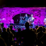 Successo a Oristano per il Lucio Battisti Tribute Show: pubblico in piedi per il gran finale
