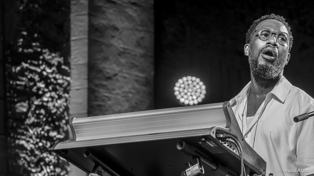 Cory Henry all'organo Hammond durante il concerto di Dromos a Oristano.