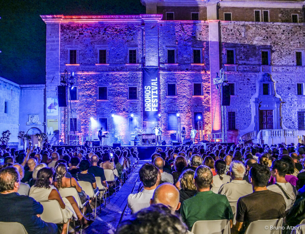 Cory Henry e i The Funk Apostles hanno trasformato Piazza Duomo in una grande festa di soul, funk e gospel, coinvolgendo il pubblico fino al gran finale tra la folla.