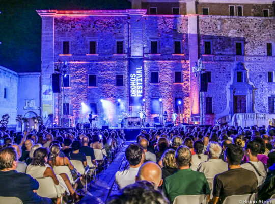 Cory Henry e i The Funk Apostles hanno trasformato Piazza Duomo in una grande festa di soul, funk e gospel, coinvolgendo il pubblico fino al gran finale tra la folla.