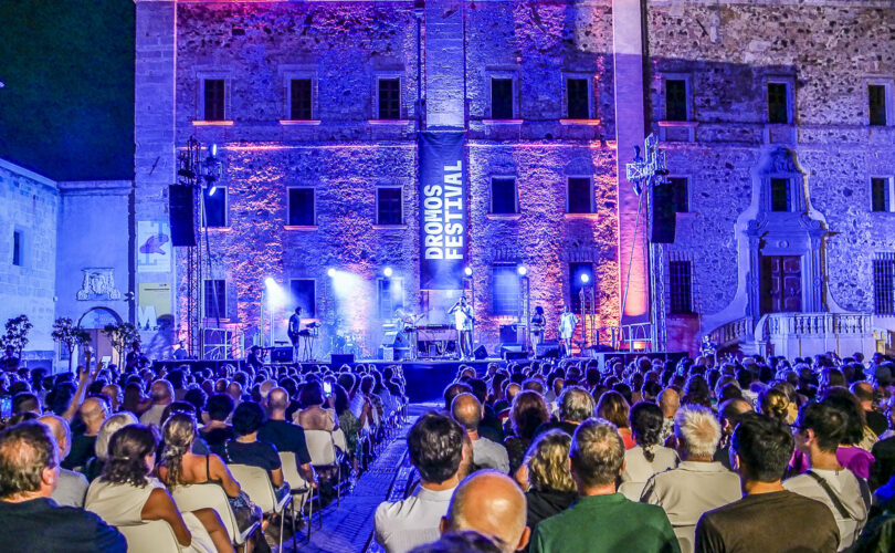 Cory Henry e i The Funk Apostles hanno trasformato Piazza Duomo in una grande festa di soul, funk e gospel, coinvolgendo il pubblico fino al gran finale tra la folla.