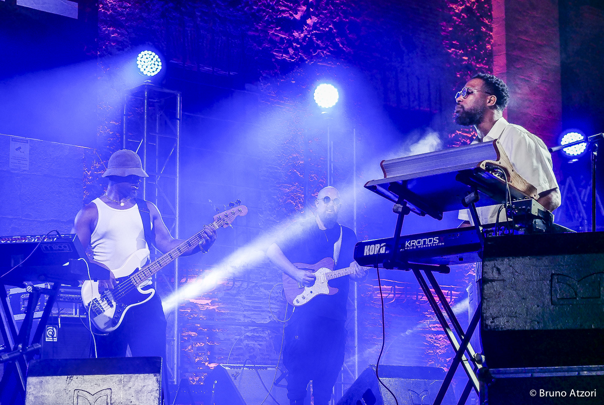 Cory Henry all'organo Hammond durante il concerto di Dromos a Oristano.