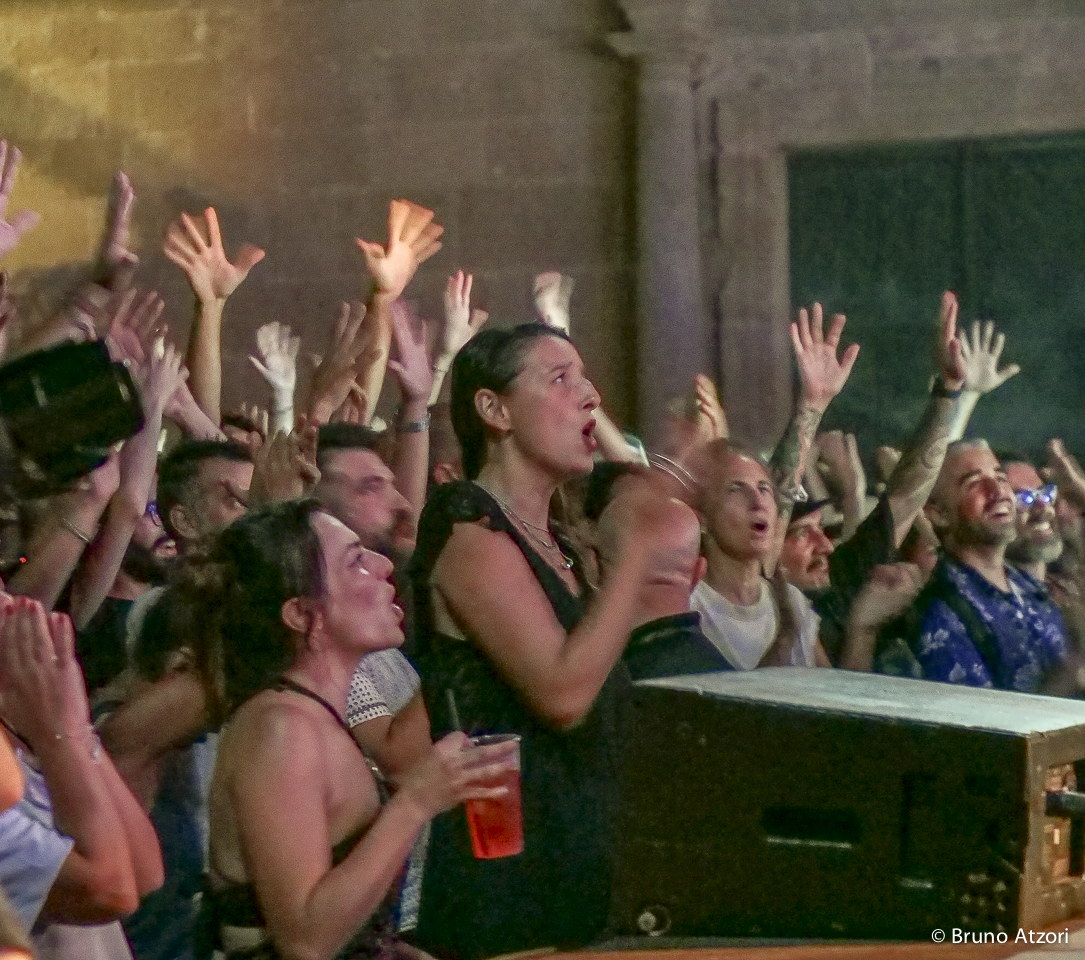 Il pubblico balla sotto il palco durante il concerto di Cory Henry a Oristano.