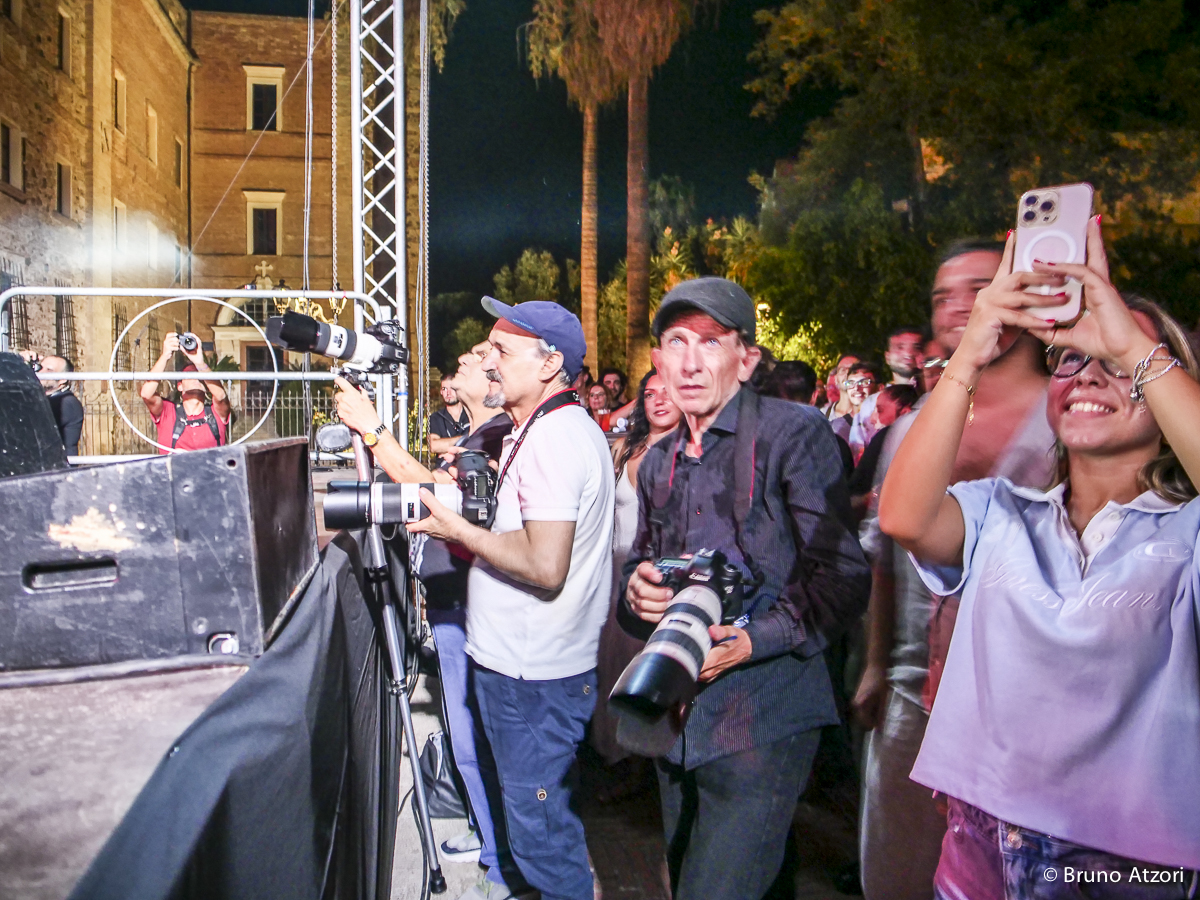 I fotografi e Il pubblico  sotto il palco durante il concerto di Cory Henry a Oristano.