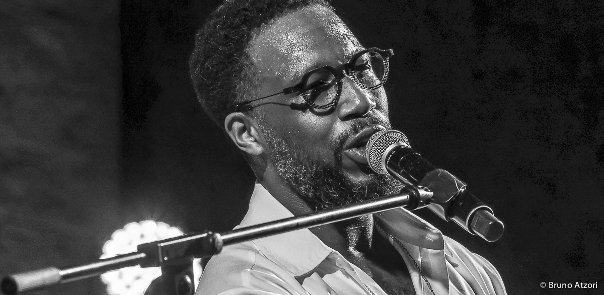 Cory Henry all'organo Hammond durante il concerto di Dromos a Oristano.