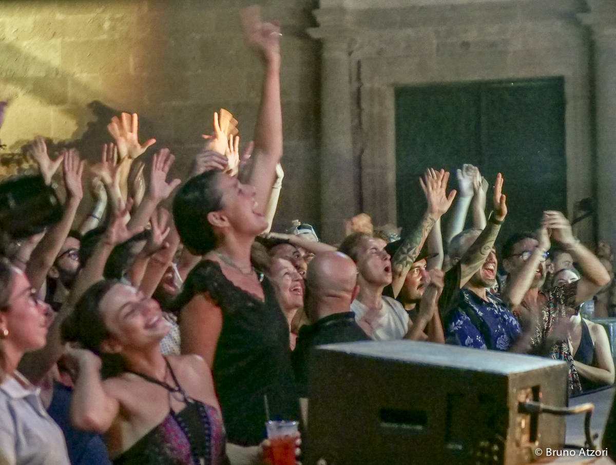 Il pubblico balla sotto il palco durante il concerto di Cory Henry a Oristano.