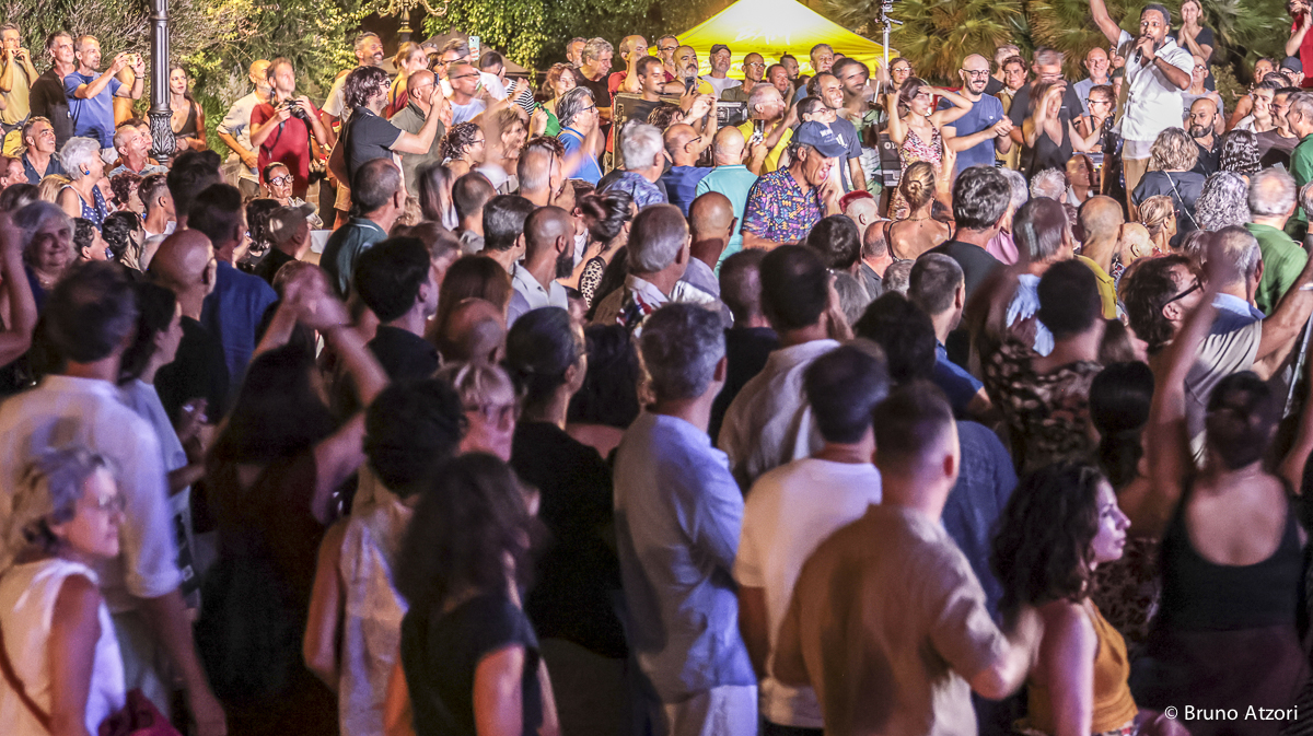 Finale del concerto con Cory Henry tra il pubblico in Piazza Duomo.