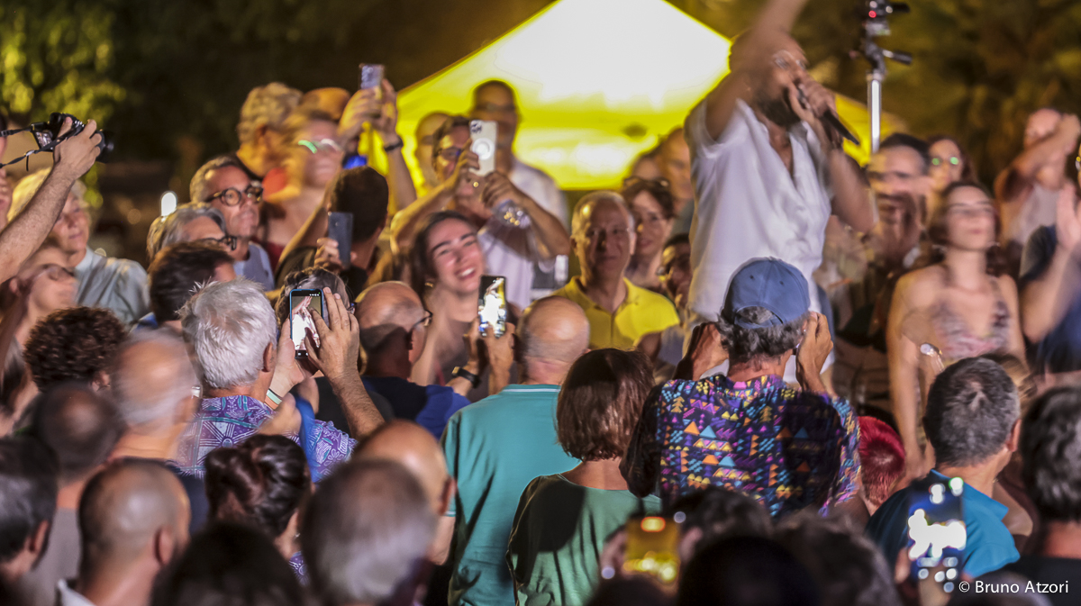 Finale del concerto con Cory Henry tra il pubblico in Piazza Duomo.