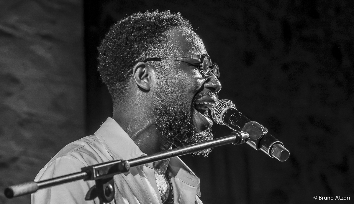 Cory Henry all'organo Hammond durante il concerto di Dromos a Oristano.