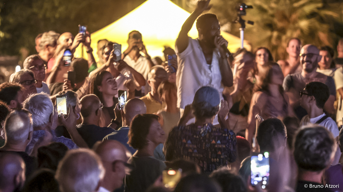 Finale del concerto con Cory Henry tra il pubblico in Piazza Duomo.