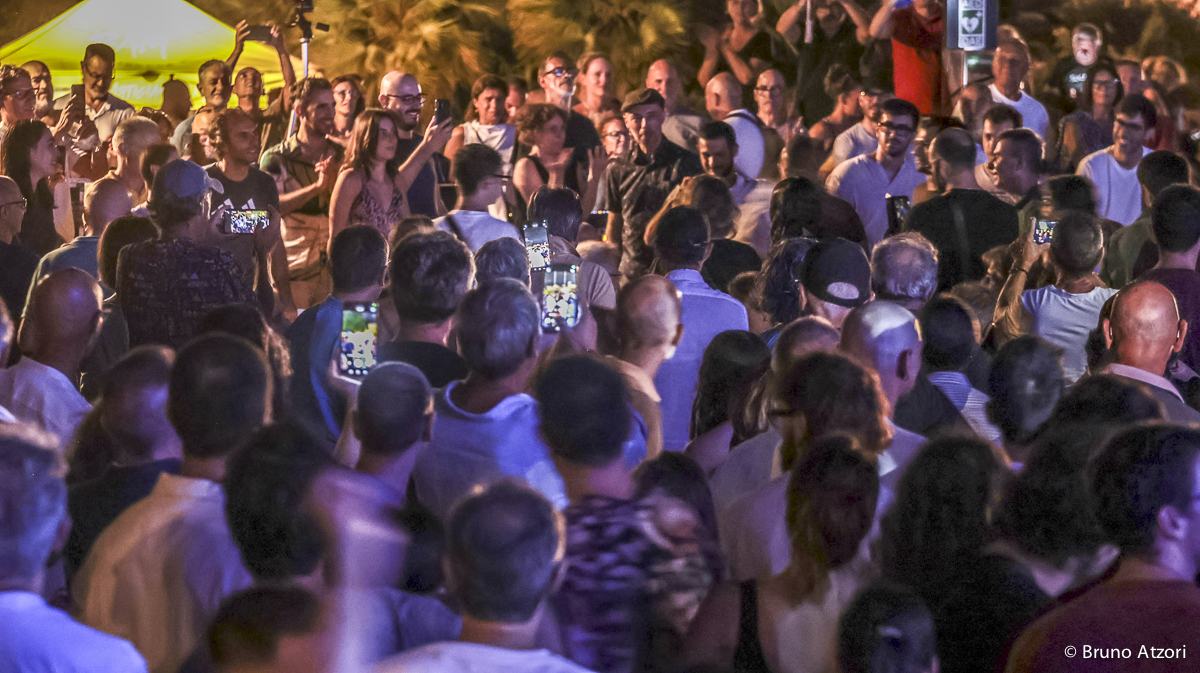 Finale del concerto con Cory Henry tra il pubblico in Piazza Duomo.