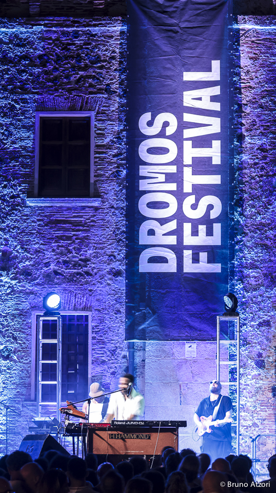 Cory Henry all'organo Hammond durante il concerto di Dromos a Oristano.