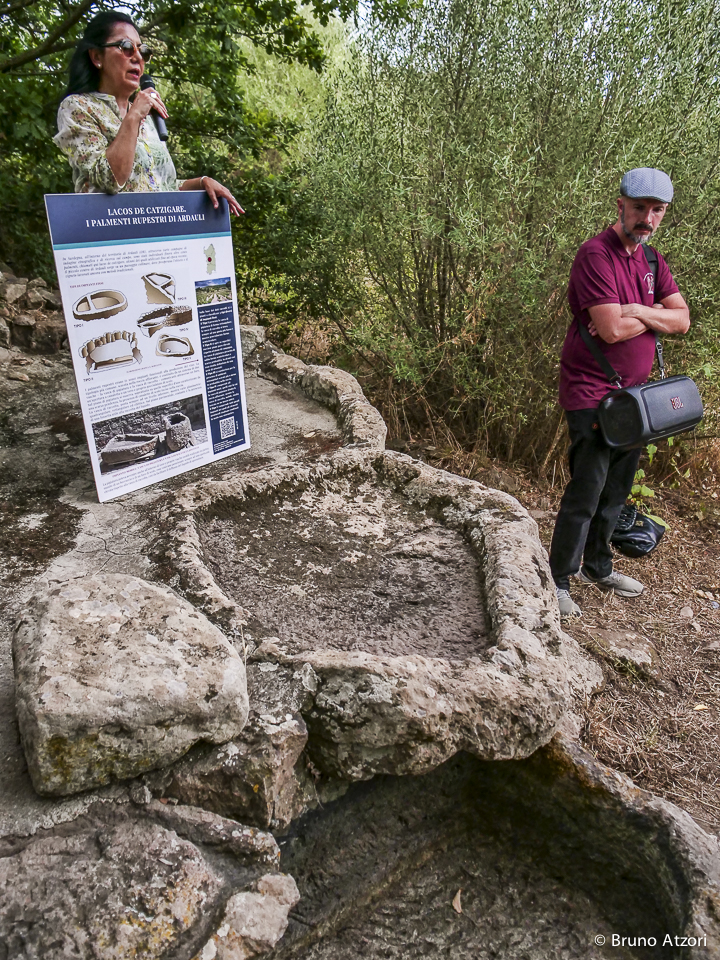 I PALMENTI RUPESTRI
I “Lacos de Catzigare”, antichi palmenti scavati nella roccia: testimonianze di archeologia rurale che conservano la memoria delle tecniche tradizionali di trasformazione dell'uva.