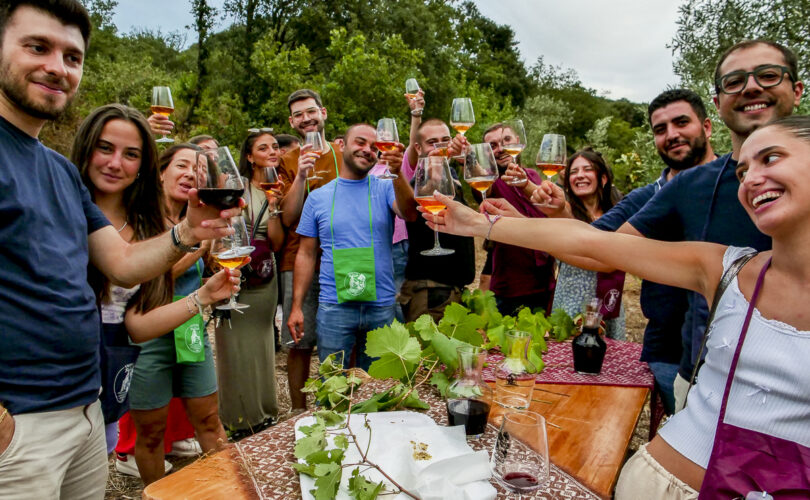 DEGUSTAZIONE IN VIGNA Ardauli, il vino incontra il suo paesaggio: circa cento partecipanti alla degustazione tra i filari, tappa conclusiva del percorso eno-archeologico dedicato ai “Lacos de Catzigare”.