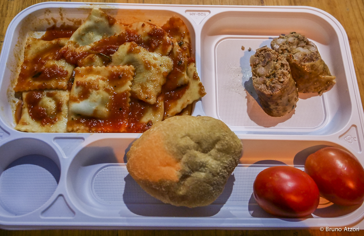 RAVIOLI / SALSICCIA / PIATTI
Ravioli e salsiccia per la cena della Sagra di San Quirico: i sapori della tradizione completano il percorso tra archeologia, vino e territorio.