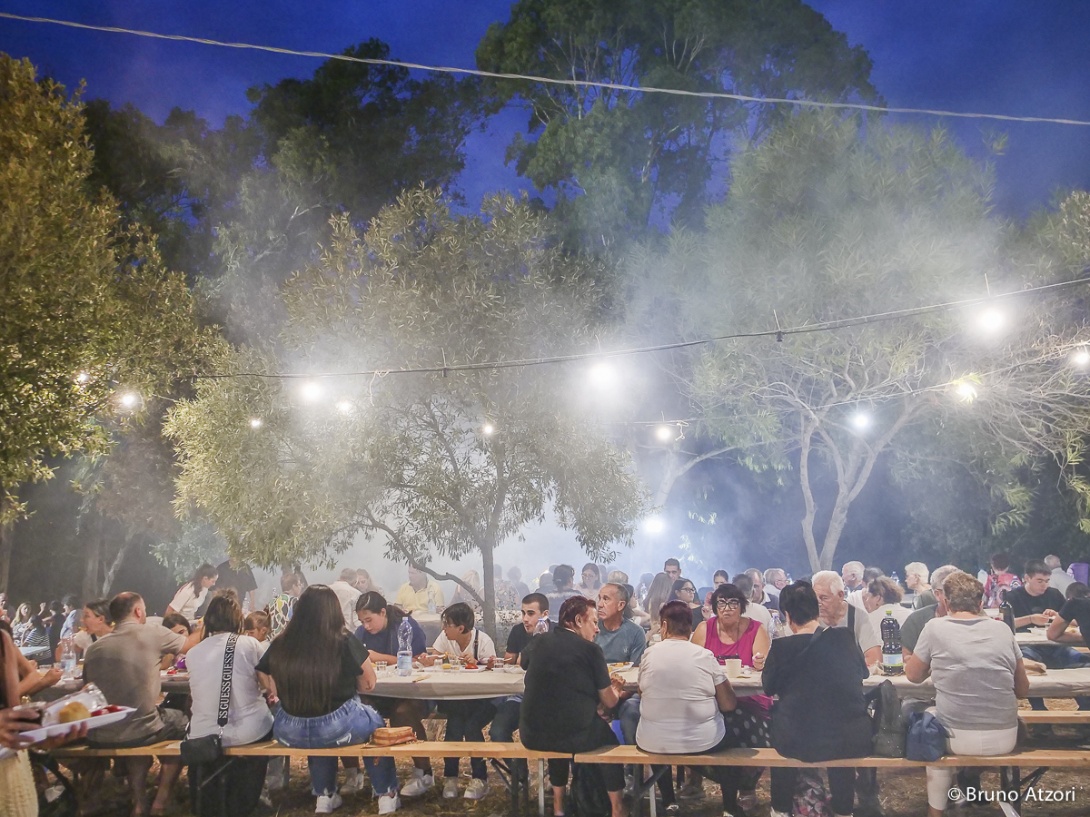 CENA – PERSONE AI TAVOLI
L'ultima tappa è quella della convivialità: lunghe tavolate condivise, sapori della cucina locale e vino per concludere una giornata dedicata alla cultura e alle tradizioni del territorio.