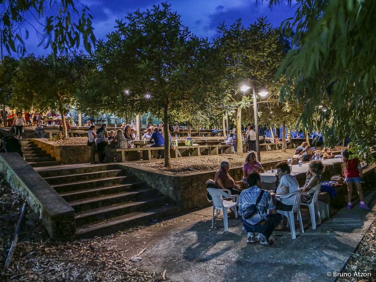 CENA – PERSONE AI TAVOLI
L'ultima tappa è quella della convivialità: lunghe tavolate condivise, sapori della cucina locale e vino per concludere una giornata dedicata alla cultura e alle tradizioni del territorio.