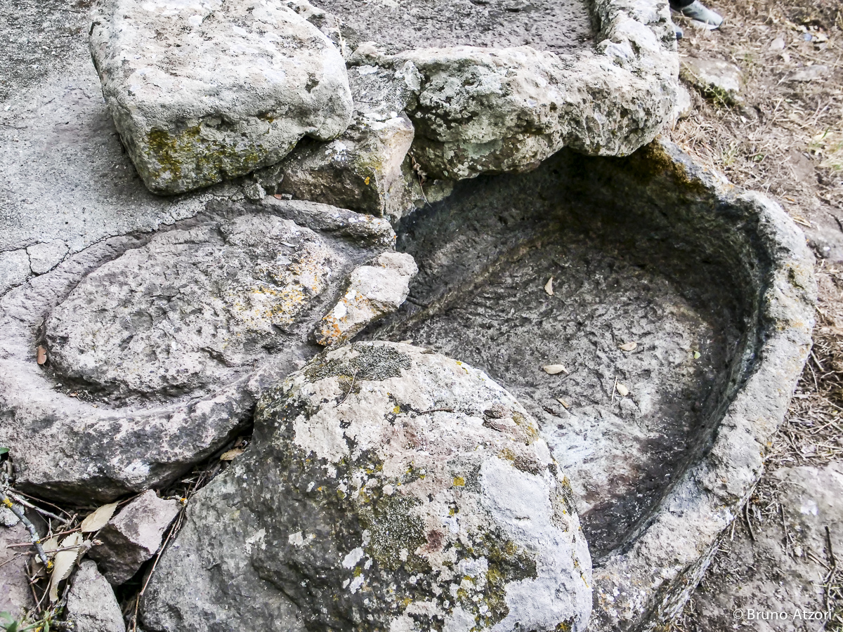 I PALMENTI RUPESTRI
I “Lacos de Catzigare”, antichi palmenti scavati nella roccia: testimonianze di archeologia rurale che conservano la memoria delle tecniche tradizionali di trasformazione dell'uva.