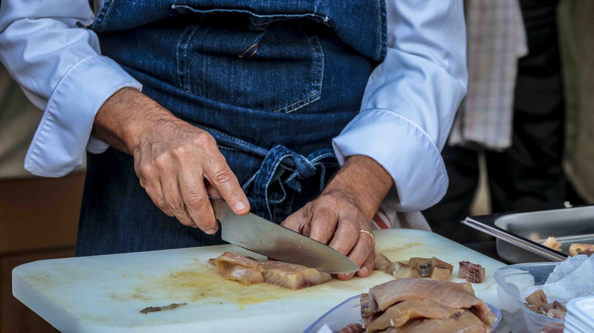 Il dietro le quinte. Il dettaglio diventa parte della ricetta: dimensione, consistenza e sequenza degli ingredienti modificano la percezione del gusto.
Moreno Cedroni prepara il muggine Cabras