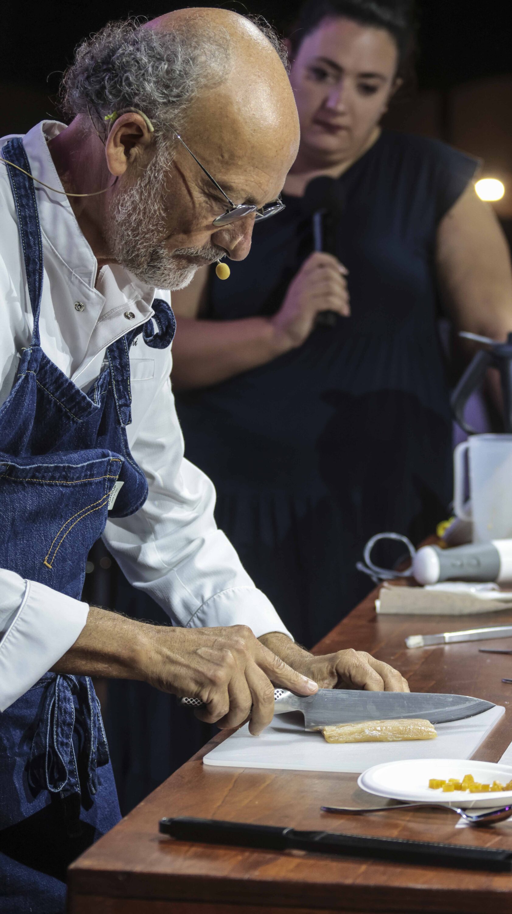 : Il dettaglio diventa parte della ricetta: dimensione, consistenza e sequenza degli ingredienti modificano la percezione del gusto.
Moreno Cedroni prepara il muggine Cabras