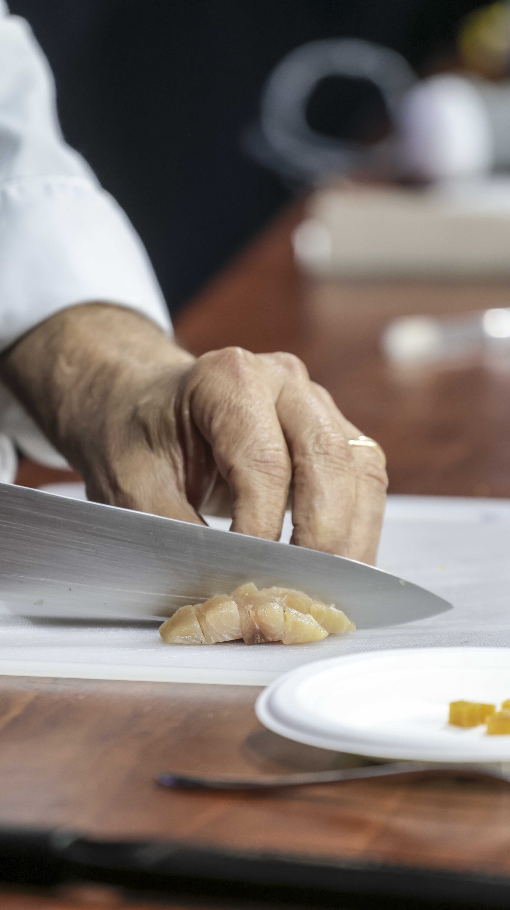: Il dettaglio diventa parte della ricetta: dimensione, consistenza e sequenza degli ingredienti modificano la percezione del gusto.
Moreno Cedroni prepara il muggine Cabras